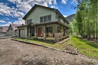 Riverfront House With Fire Pit, Deck And Bbq!