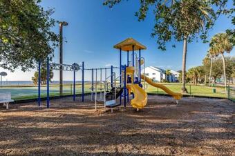 Florida At It's Finest! Tampa Bay Hidden Gem Resort-style Community!