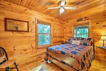 Cozy Cabin In Private Location With Hot Tub And Grill!