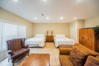 Grand Rivers Home - Walk To Lakes And National Park!