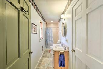 Chilmark House With Sunroom On Marthas Vineyard