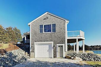 Updated 3br Waterfront On Town Cove Home