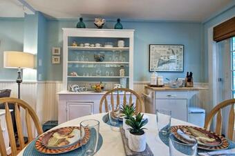 Apartamento Maushop Village Getaway With Private Beach Access!