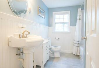 704 Newly Renovated Home Perfect Modern Getaway Game Room