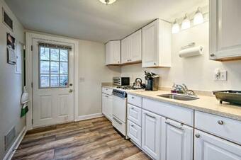 Quaint And Bright Pocasset Cottage About 2 Mi To Beach!