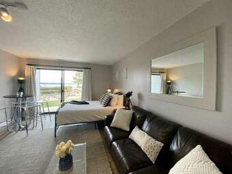 Cozy-contemporary Lake-view Condo @ The Shores