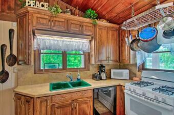 Cozy Lakefront Lapeer House With 2 Paddle Boats!