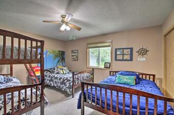 Lakeside Cottage Walk To Water, Dining And Marina!