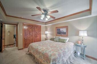 Home With 2 Decks And Fire Pit-steps To Table Rock Lake