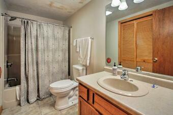 White Mtns Townhome With Pvt Deck And Pool Access