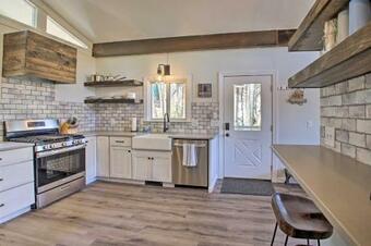 Dreamy Lakefront Getaway With Beach And Hot Tub