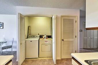 Apartamento Emerald Isle Condo With Pool And Ocean Views!