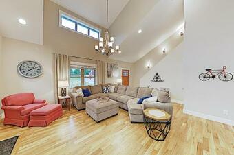 New Listing! Roomy Retreat With Deck, Near Creamery Home