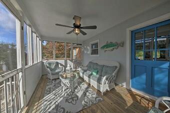 Airy Coastal Cottage With Deck Less Than 1 Mi To Beach!