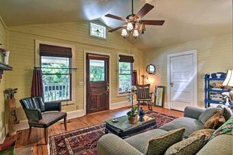 Saluda Cottage With Deck - Walk To Downtown, Main St