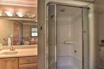 Tranquil 6-acre Retreat With Hot Tub And Mtn Views