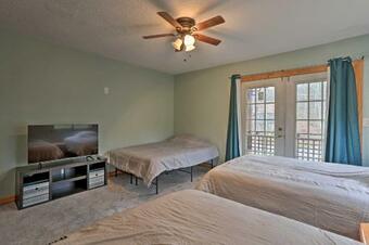 Pocono Mountain Retreat With Deck And Pool Access