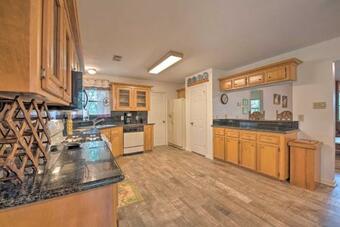 Hempstead Cottage With Covered Porch And Views!