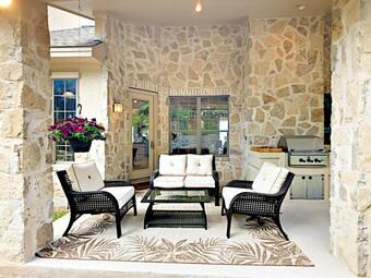 New Listing! Luxurious Estate With Lakeside Views! Home