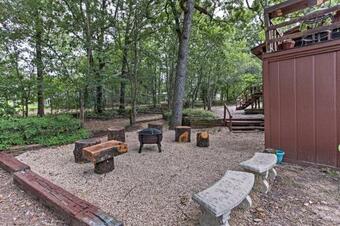 Luxury Lake Resort With Privacy And Outdoor Entertainment