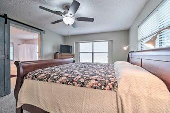 Lake Livingston Hideaway With Dock And Gas Grill!