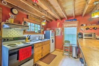 Warm And Inviting Jamaica Cabin Ski And Hike!