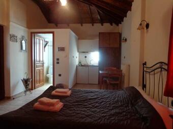 Hostal Alonaki Guesthouse