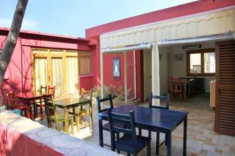 Hostal L'isola Guesthouse