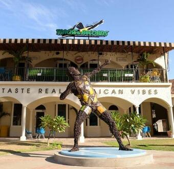 Hospitalityexpert Cosy 3 Bedroom Villa & Cottage, Pool, Beach Access, Sleeps 14