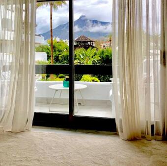 Luxury Apartment In La Isla, Walking Distance To Puerto Banus
