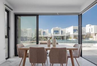 Avalon 1 Villa 6 Communal Pool