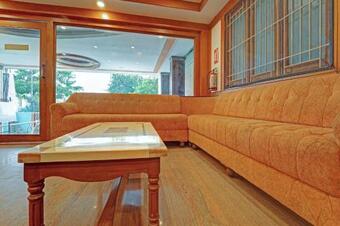 Oyo 84325 Hotel Park Palace