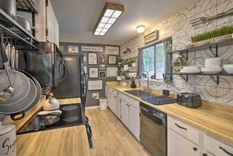 Charming And Pet-friendly Pine Grove Retreat!