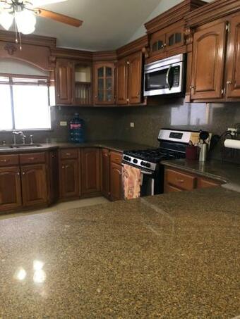 Casa De 3 Recamaras Con Cochera Cerrada