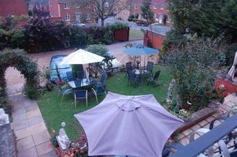 Hostal Redwood Lodge