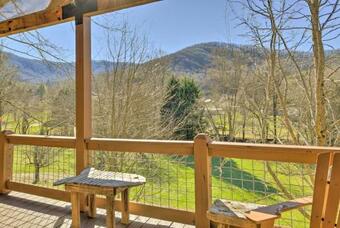 Cozy Hayesville Cabin With Fire Pit And Views!