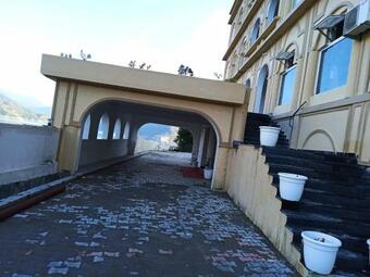 Hotel Le Roi Lake View, Koti