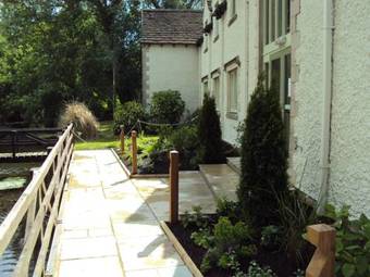 The Crown Of Crucis Country Inn And Hotel