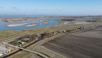 Iris't; Dijkhuisje In De Polders Van Groede.