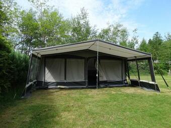 Caravan Met Voortent En Luifel In Spier In Drenthe