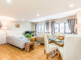 Pass The Keys Lovely 2-bedroom Apartment With Undercover Parking