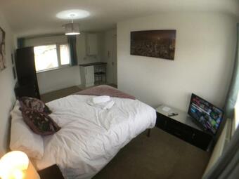 Apartamento 5 Bedrooms, 2 Reception Rooms, 2 Shower Rooms, Sleeps Up To 7, Parking, Free Wifi & Netflix, Large Garden