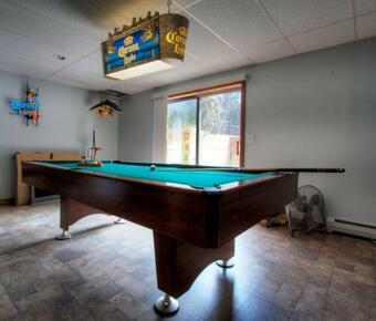 Beautiful Lakehouse With Pool Table By Cozysuites