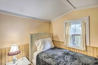 Bright And Colorful East Hampton Home With Patio!