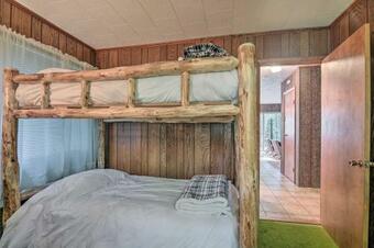 Cozy Adirondacks Cabin Walk To Lake Eaton!