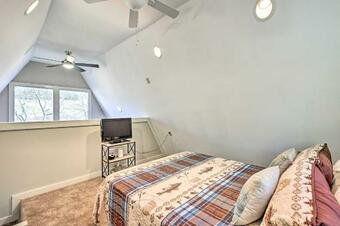 Charming Riverfront Cabin With Yard And Porch!