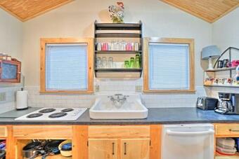 Charming Hilltop Cottage In Medicine Park!