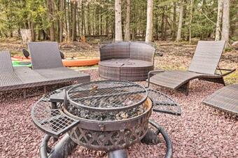 White Haven Lake Home With Kayaks And Fire Pit!