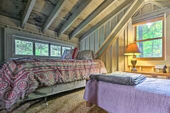 Restful Creekside Retreat By Table Rock State Park