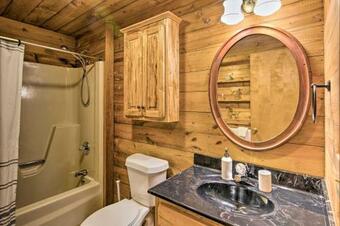 Pickens Cabin With Spacious Kitchen And Dining Area!